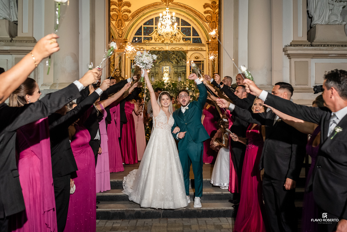 Saída dos noivos durante Casamento na Matriz de Santo Antônio em Guaratinguetá
