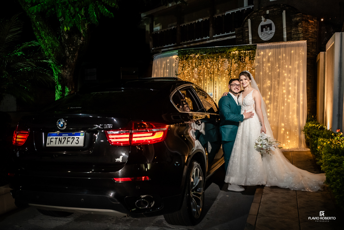 Noivos abraçados durante o ensaio de fotos durante a festa de Casamento realizada no Nosso Spaço Vip em Guaratinguetá 