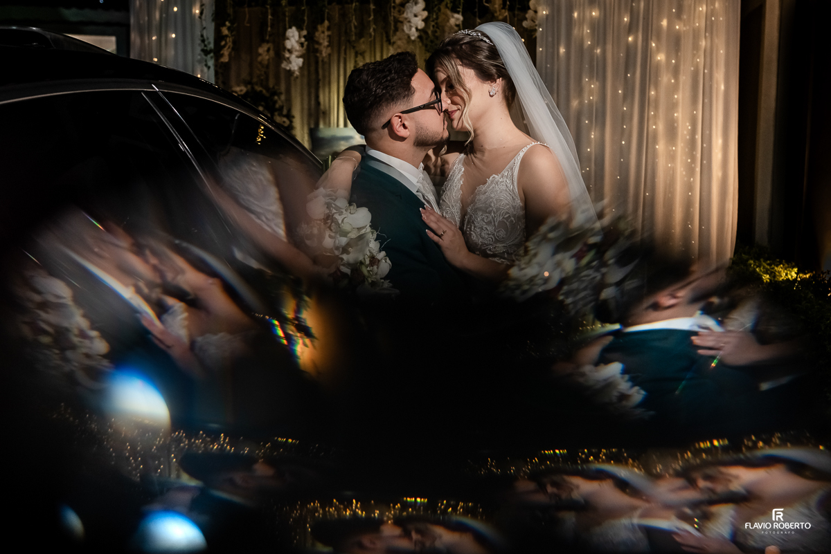 Noivos abraçados durante o ensaio de fotos durante a festa de Casamento realizada no Nosso Spaço Vip em Guaratinguetá 