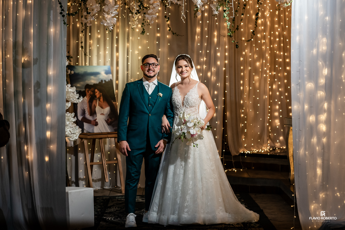 Noivos abraçados durante o ensaio de fotos durante a festa de Casamento realizada no Nosso Spaço Vip em Guaratinguetá 