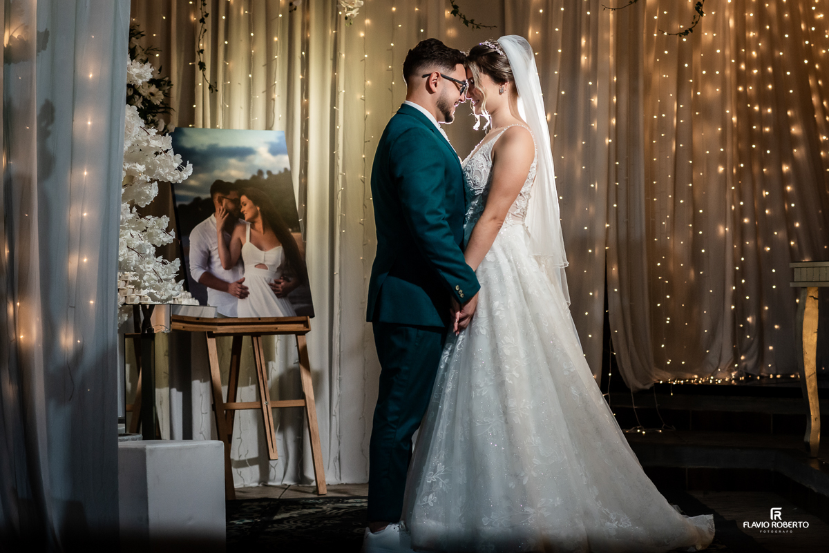 Noivos abraçados durante o ensaio de fotos durante a festa de Casamento realizada no Nosso Spaço Vip em Guaratinguetá 