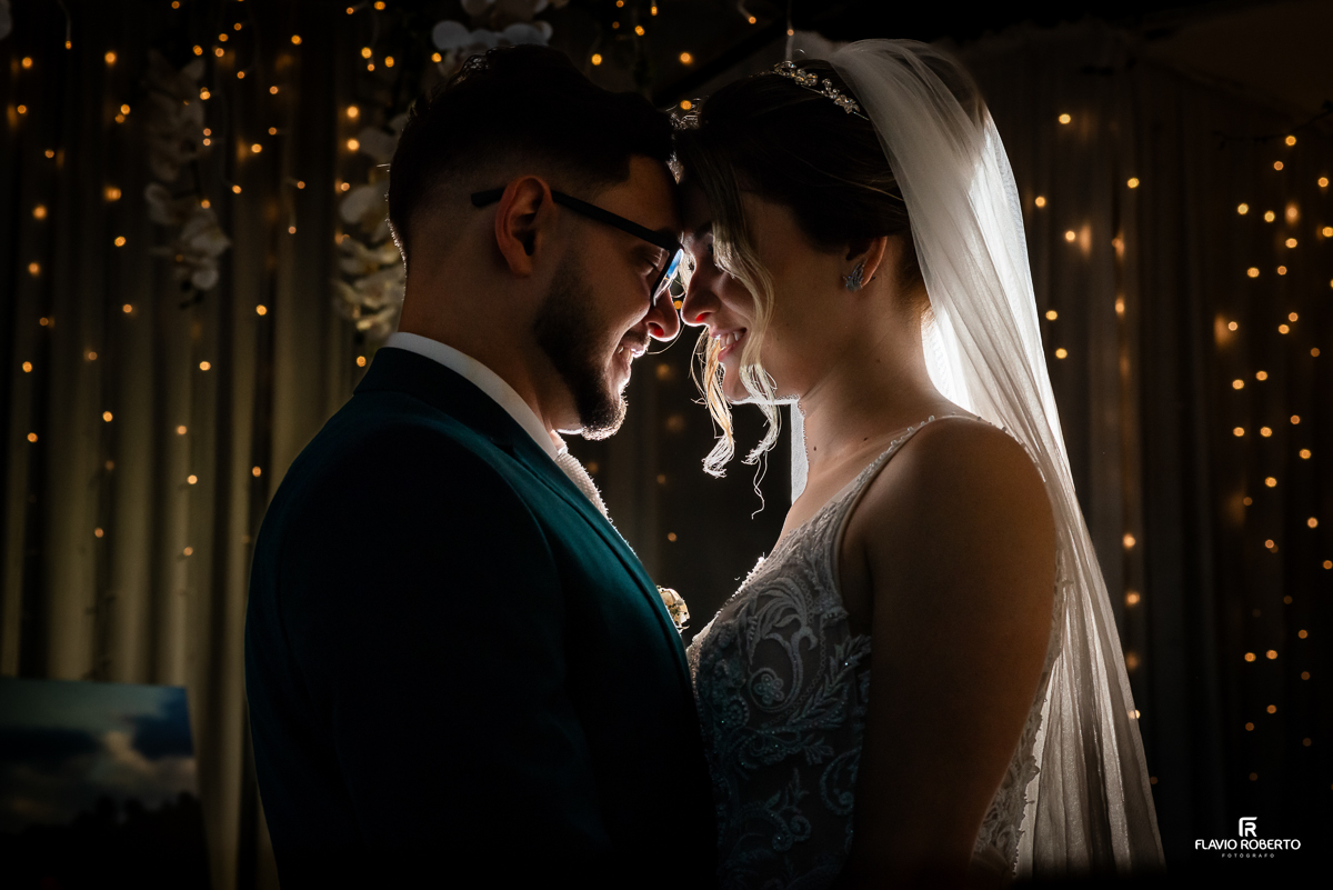 Noivos abraçados durante o ensaio de fotos durante a festa de Casamento realizada no Nosso Spaço Vip em Guaratinguetá 