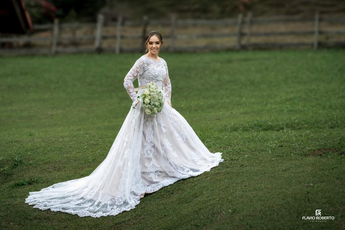 Noiva durante Casamento no Espaço Colar de Ouro em Cunha