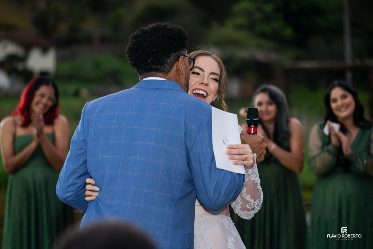 Noivos se beijando durante Casamento no Espaço Colar de Ouro em Cunha