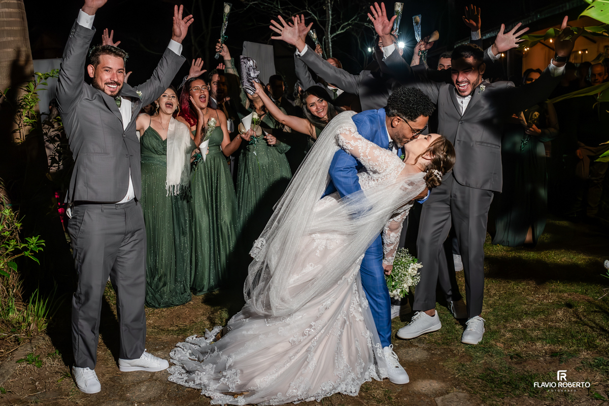 Noivos se beijando durante Casamento no Espaço Colar de Ouro em Cunha