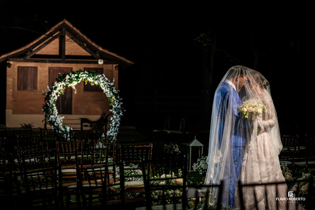 Noivos abraçados durante Casamento no Espaço Colar de Ouro em Cunha