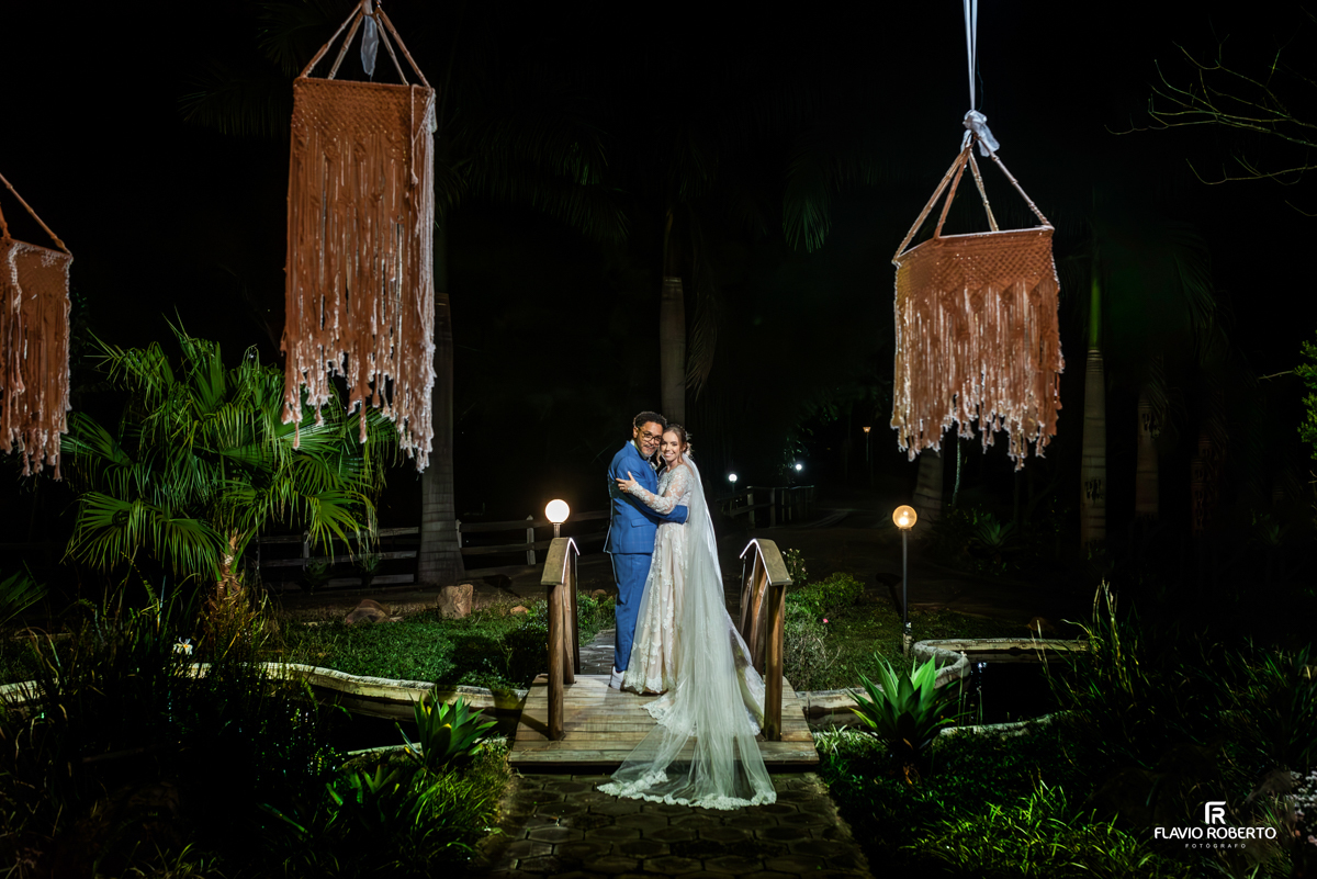 Casal abraçados durante Casamento no Espaço Colar de Ouro em Cunha