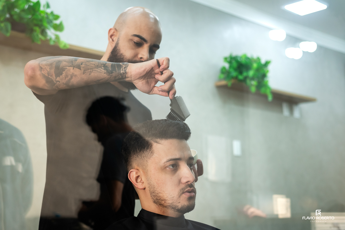 Noivo se arrumando durante o Making Of na Barbearia Barba Space em Caçapava