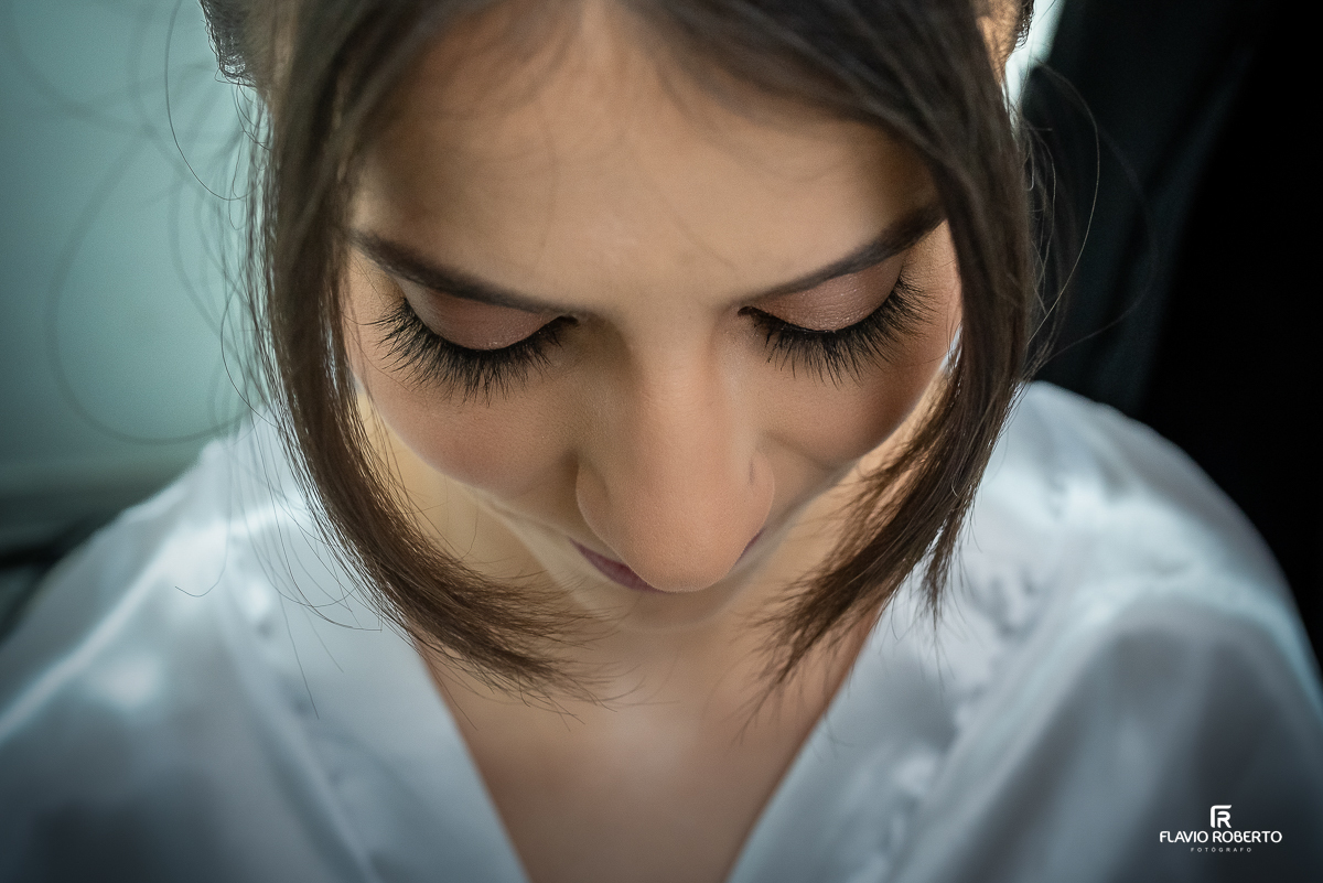 Noiva se arrumando durante o Making Of no Ateliê Make By Me em Caçapava