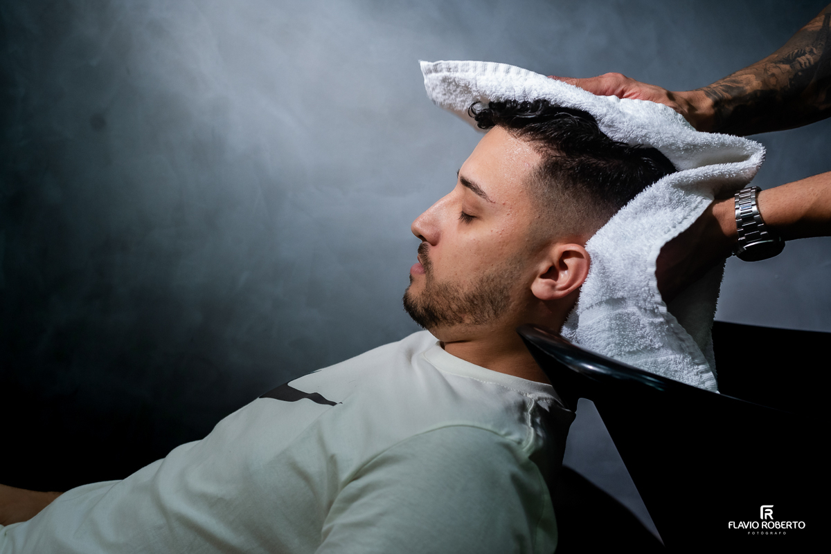 Noivo se arrumando durante o Making Of na Barbearia Barba Space em Caçapava