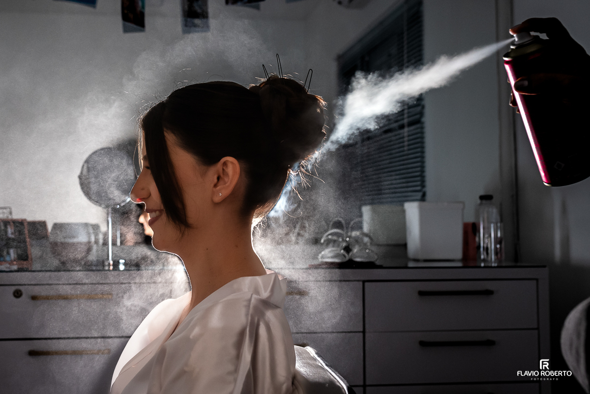 Noiva se arrumando durante o Making Of no Ateliê Make By Me em Caçapava