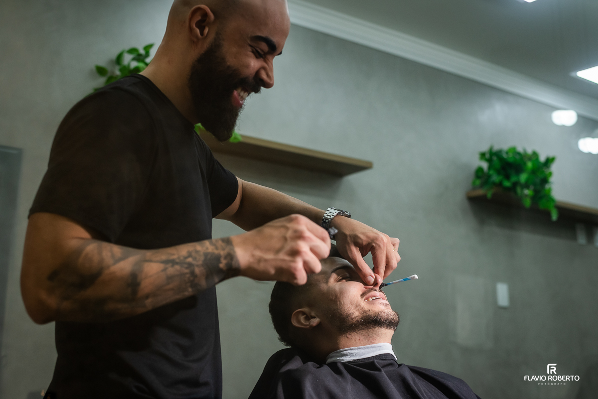 Noivo se arrumando durante o Making Of na Barbearia Barba Space em Caçapava