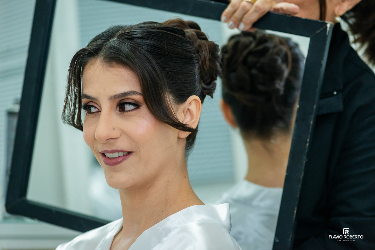 Noiva se arrumando durante o Making Of no Ateliê Make By Me em Caçapava