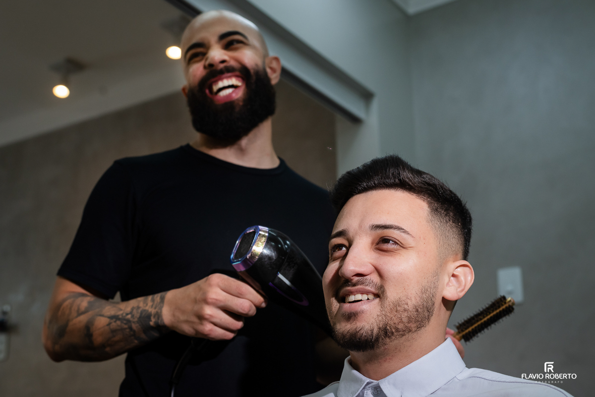 Noivo se arrumando durante o Making Of na Barbearia Barba Space em Caçapava