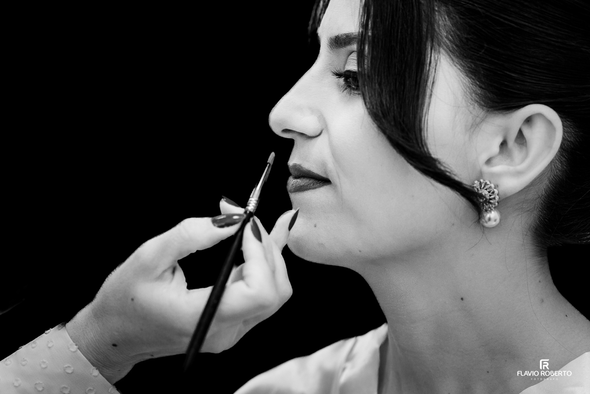 Noiva se arrumando durante o Making Of no Ateliê Make By Me em Caçapava