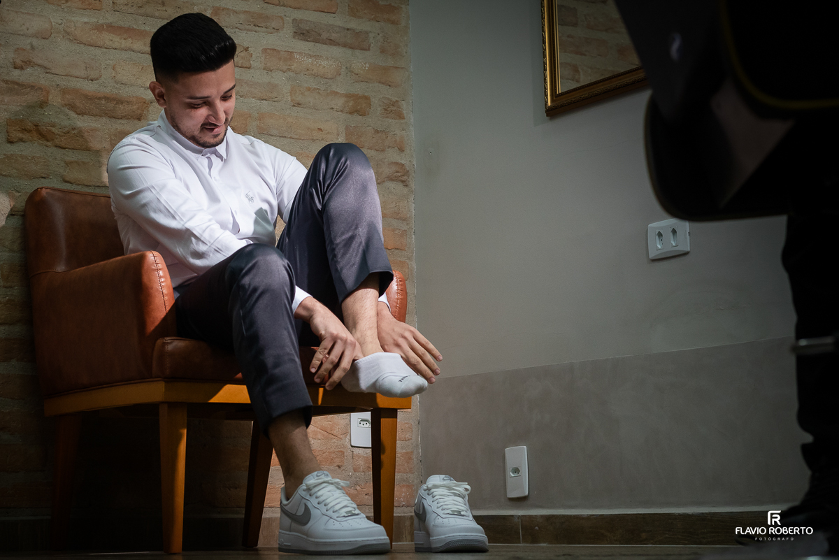 Noivo se arrumando durante o Making Of na Barbearia Barba Space em Caçapava