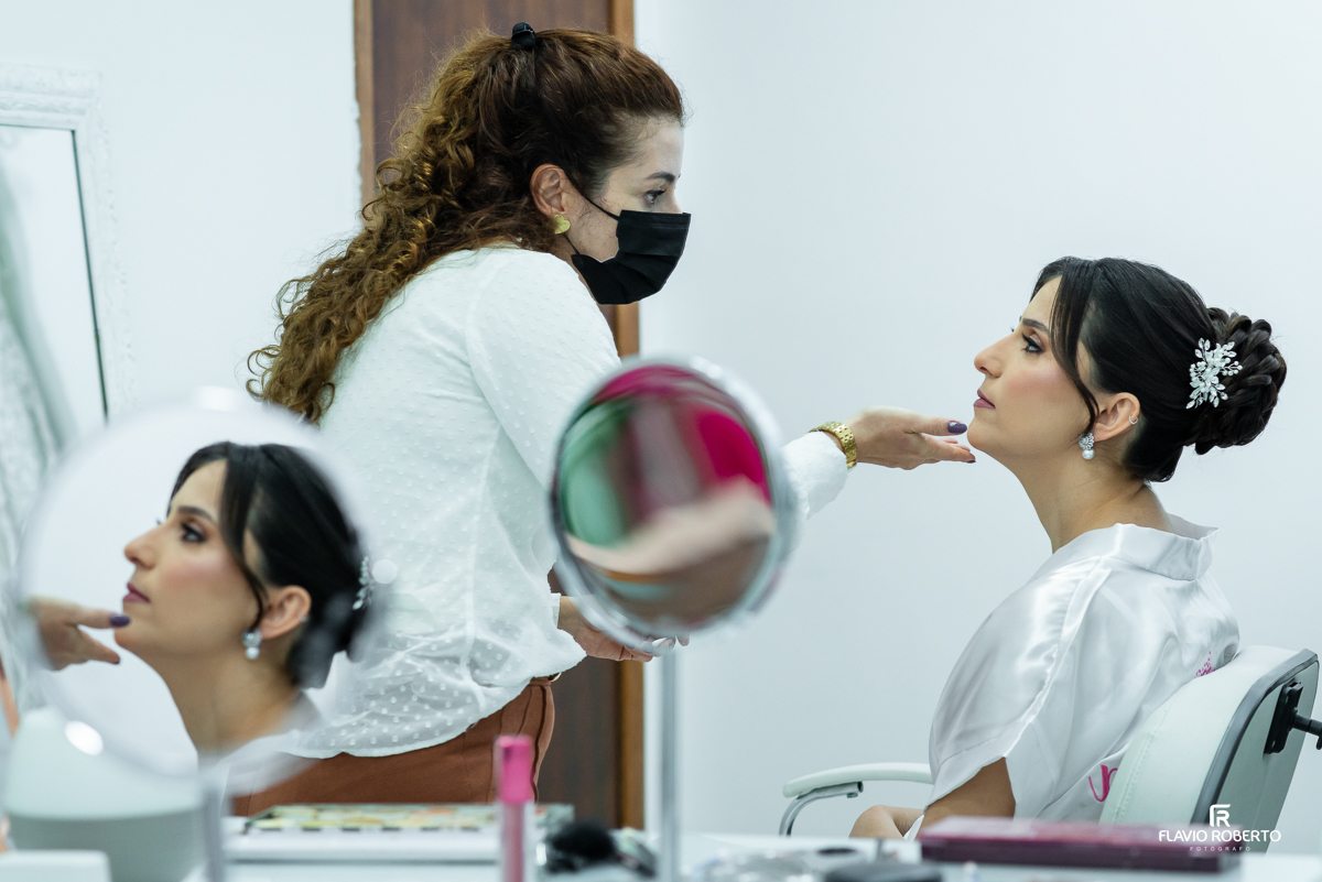 Noiva se arrumando durante o Making Of no Ateliê Make By Me em Caçapava