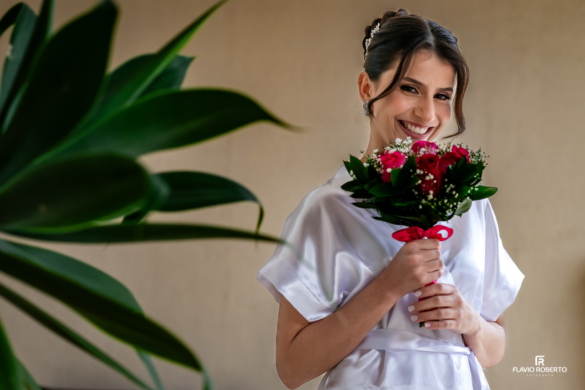 Noiva se arrumando durante o Making Of no Ateliê Make By Me em Caçapava