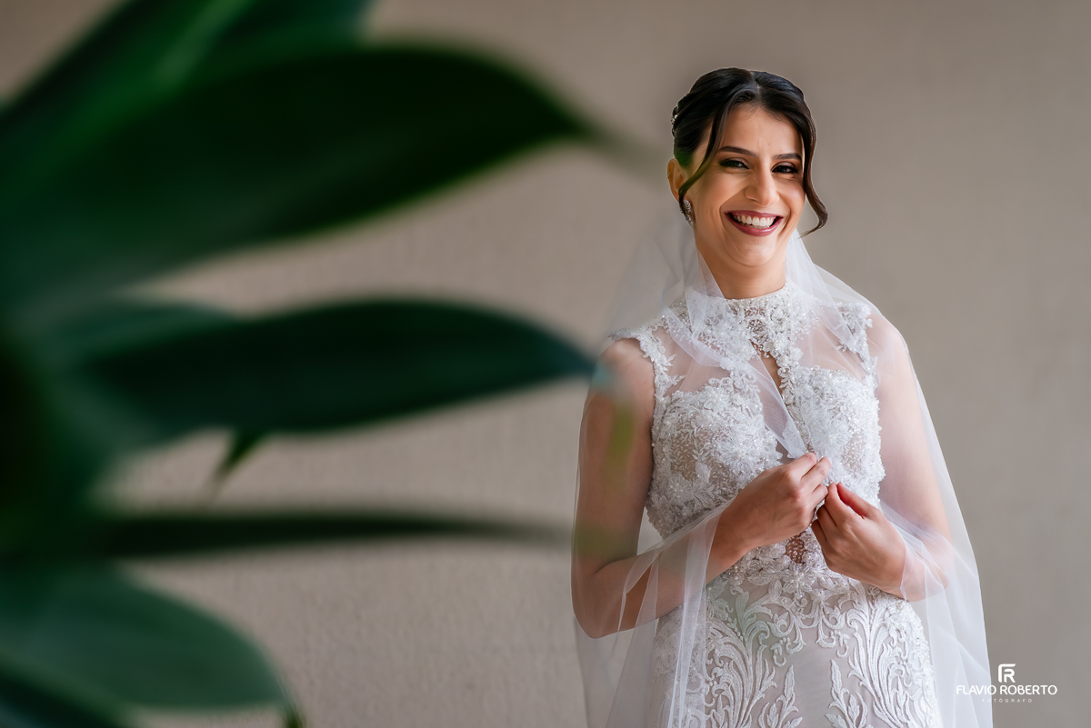 Noiva se arrumando durante o Making Of no Ateliê Make By Me em Caçapava