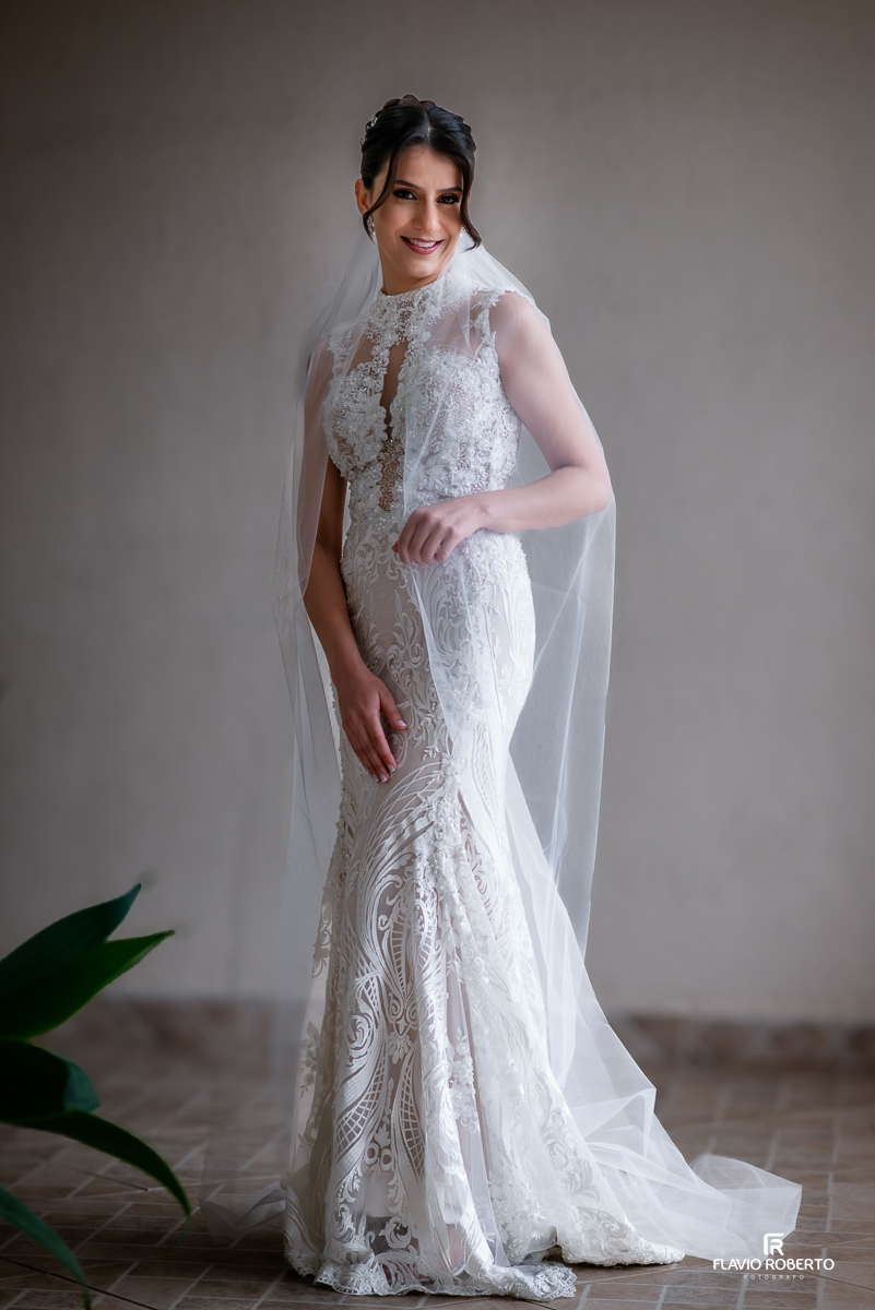 Noiva se arrumando durante o Making Of no Ateliê Make By Me em Caçapava