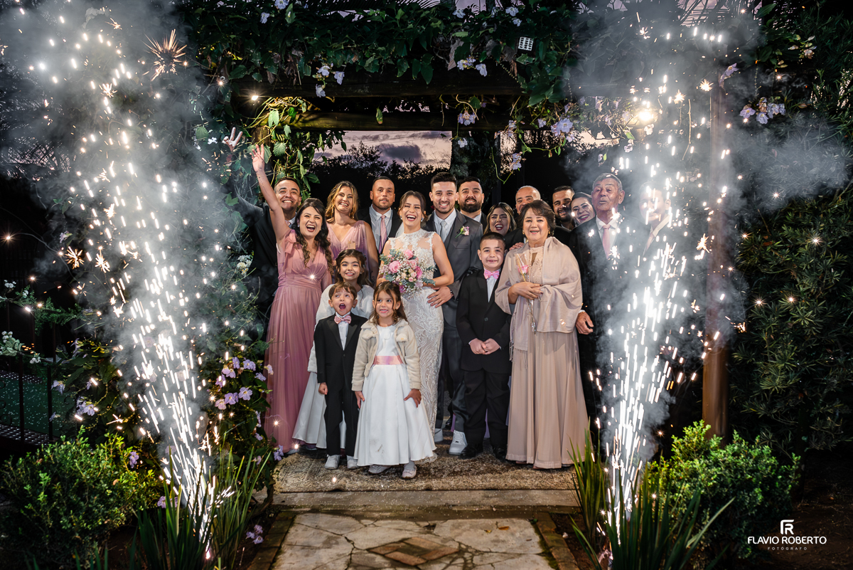 Noivos durante a sessão de fotos no Casamento no Buffet Requinte em Taubaté