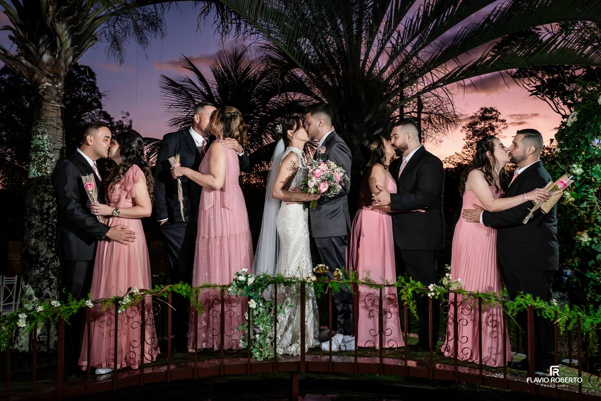 Noivos durante a sessão de fotos no Casamento no Buffet Requinte em Taubaté
