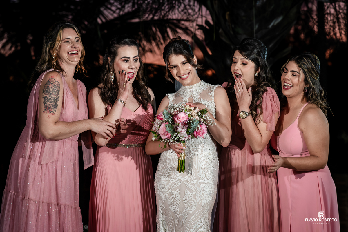 Noivos durante a sessão de fotos no Casamento no Buffet Requinte em Taubaté