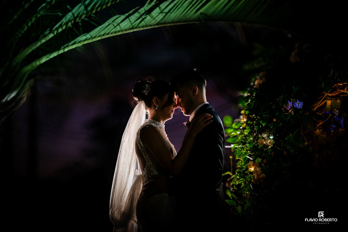 Noivos durante a sessão de fotos no Casamento no Buffet Requinte em Taubaté