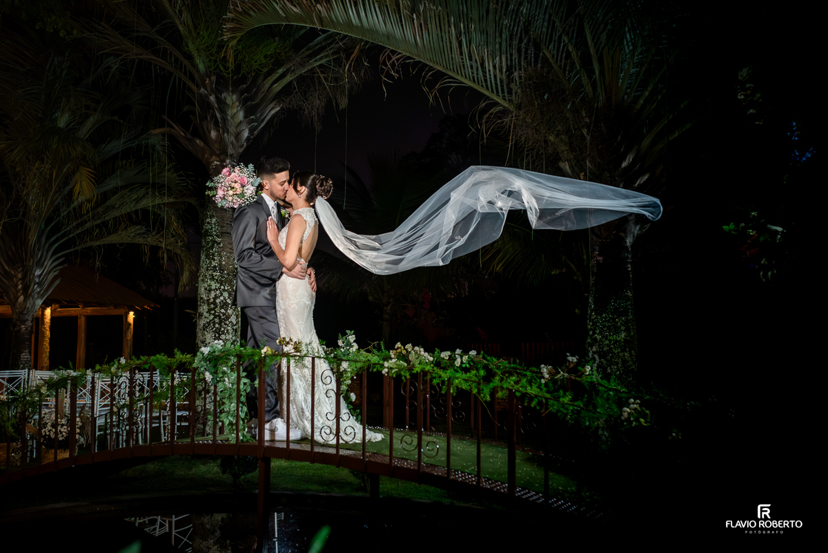 Noivos durante a sessão de fotos no Casamento no Buffet Requinte em Taubaté