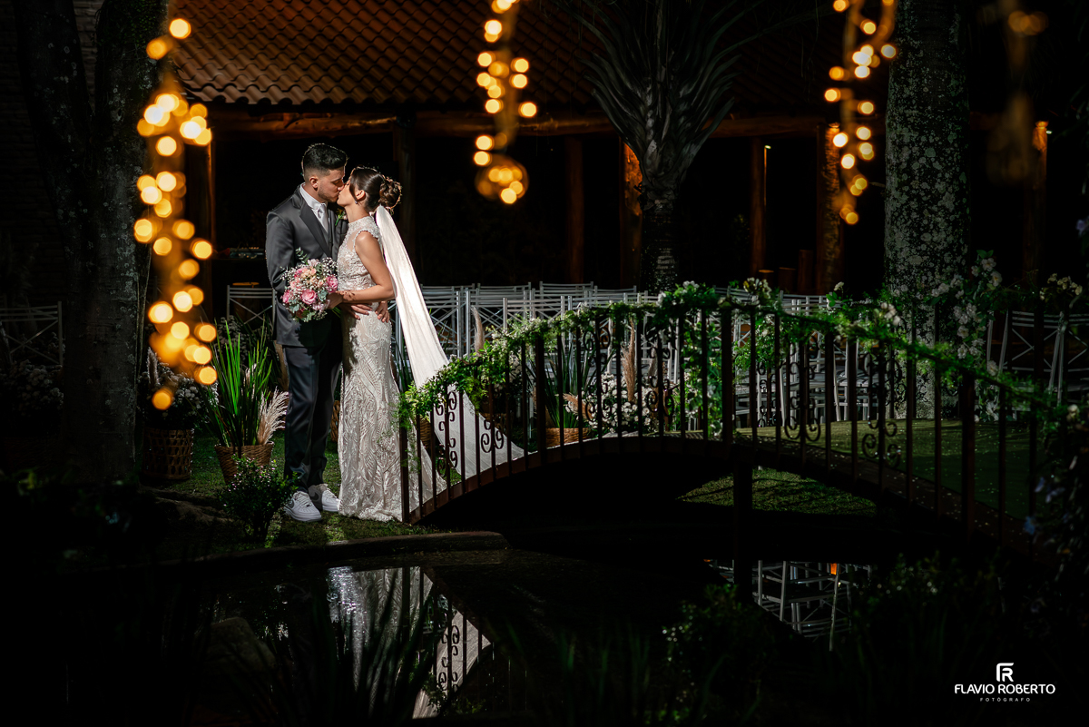 Noivos durante a sessão de fotos no Casamento no Buffet Requinte em Taubaté