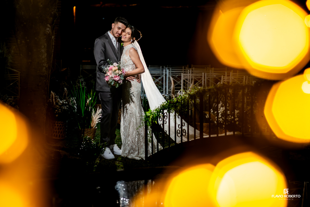Noivos durante a sessão de fotos no Casamento no Buffet Requinte em Taubaté