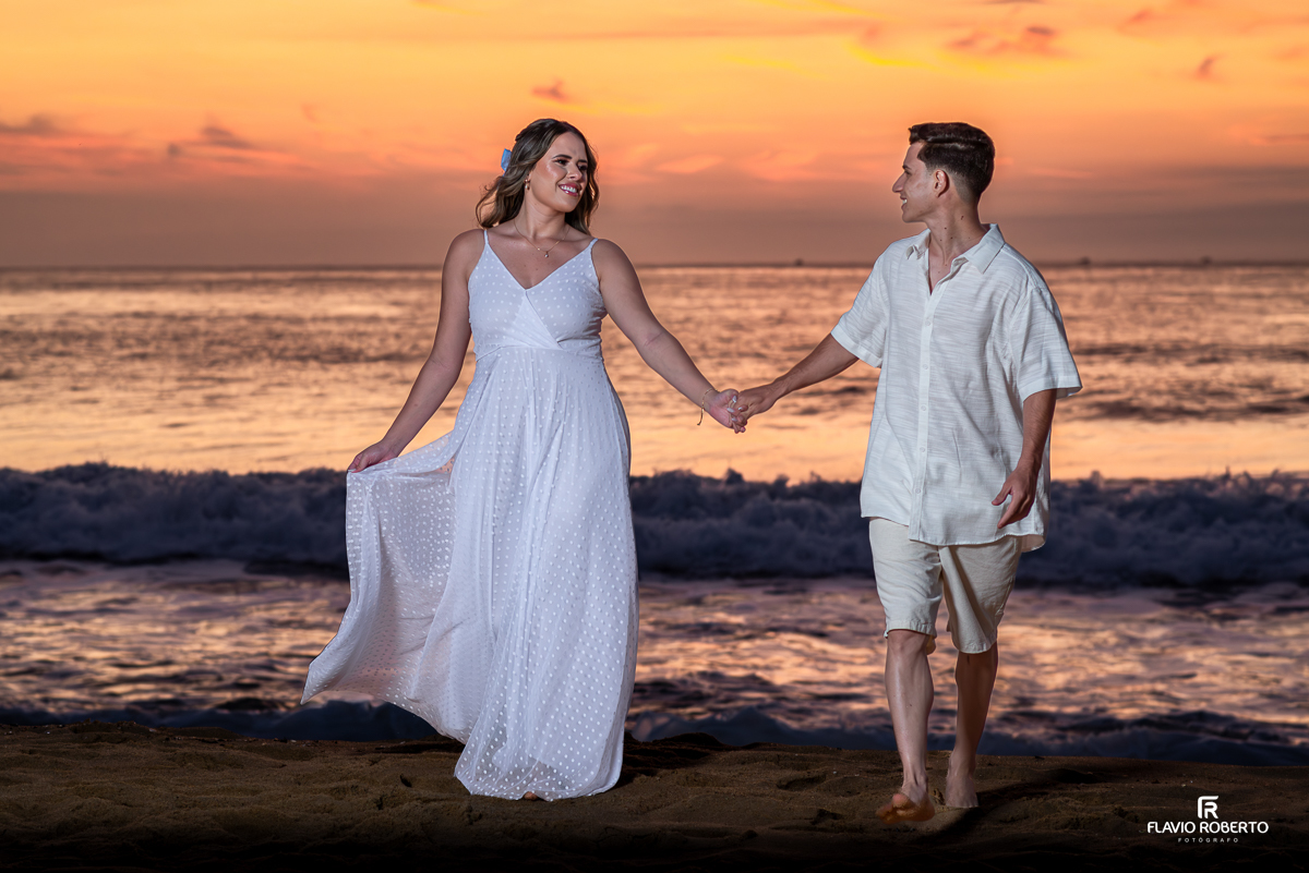Pre Wedding durante o nascer do sol na Praia Vermelha do Norte em Ubatuba