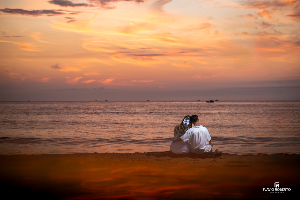 Pre Wedding durante o nascer do sol na Praia Vermelha do Norte em Ubatuba