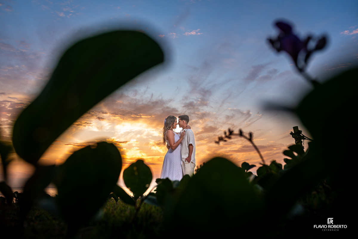 Pre Wedding durante o nascer do sol na Praia Vermelha do Norte em Ubatuba