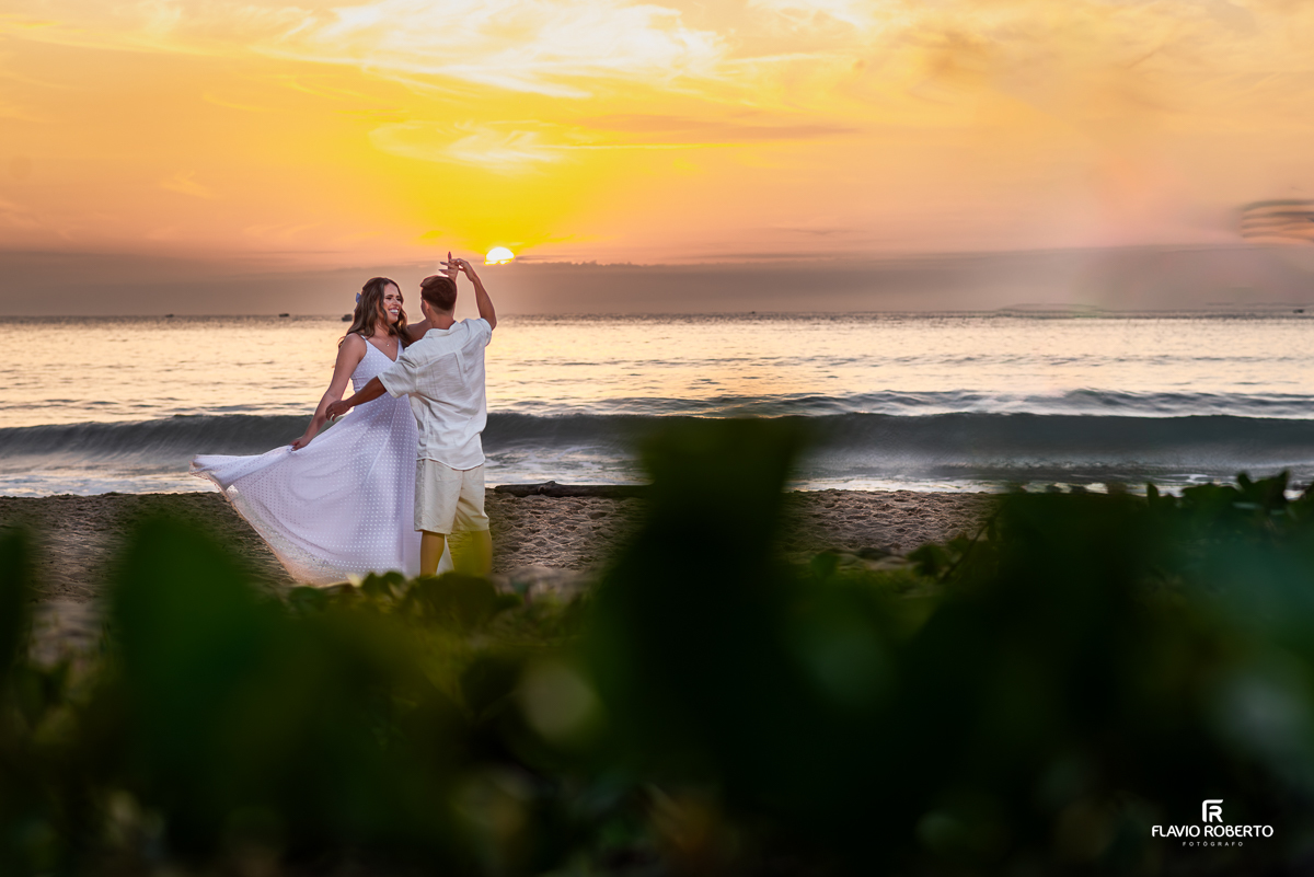 Pre Wedding durante o nascer do sol na Praia Vermelha do Norte em Ubatuba