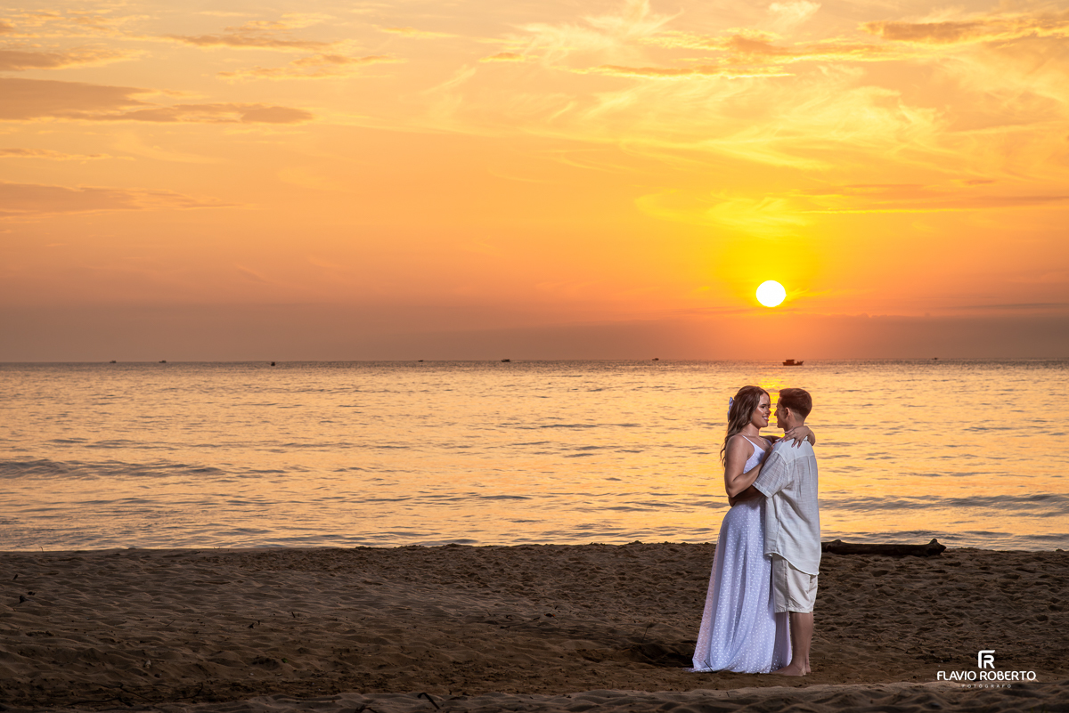 Pre Wedding durante o nascer do sol na Praia Vermelha do Norte em Ubatuba