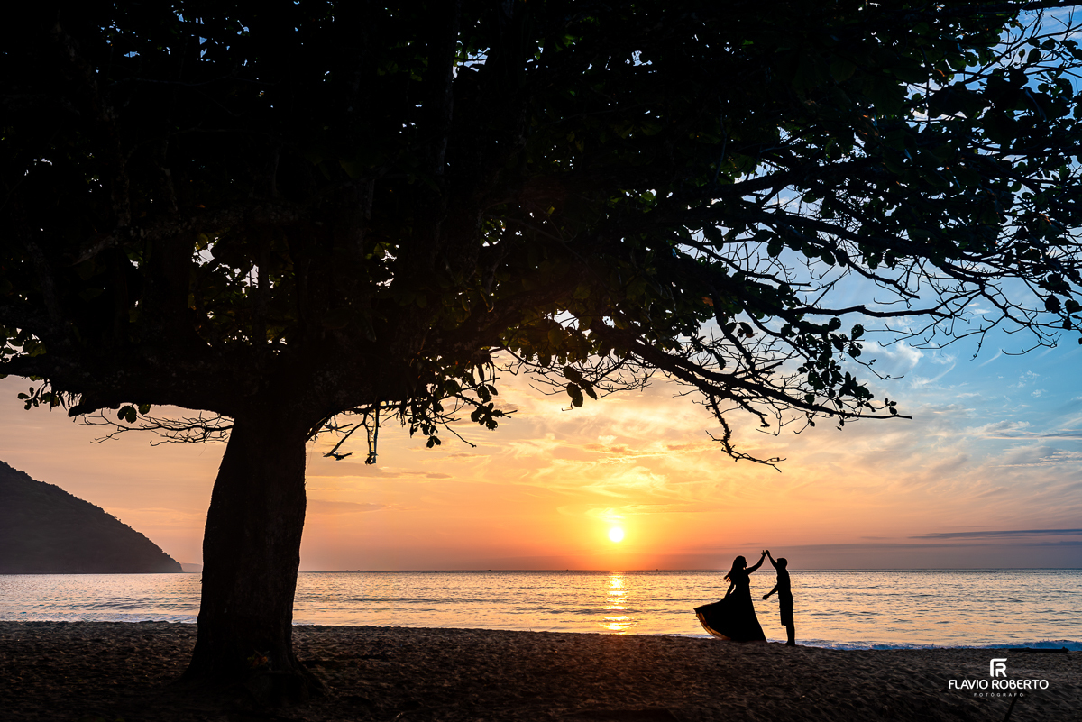 Pre Wedding durante o nascer do sol na Praia Vermelha do Norte em Ubatuba