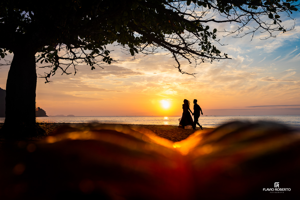 Pre Wedding durante o nascer do sol na Praia Vermelha do Norte em Ubatuba