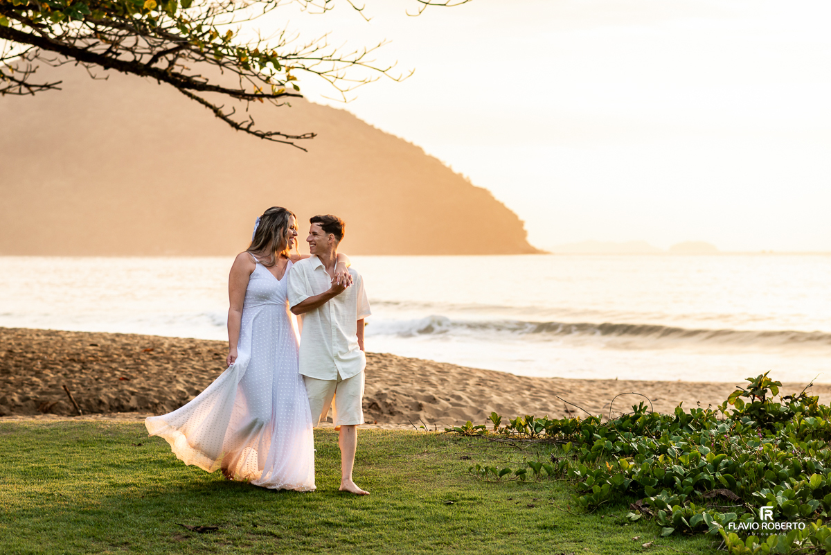 Pre Wedding durante o nascer do sol na Praia Vermelha do Norte em Ubatuba