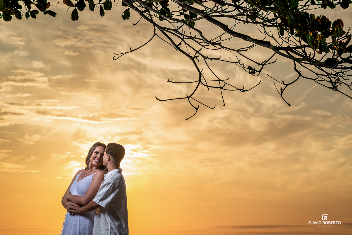 Pre Wedding durante o nascer do sol na Praia Vermelha do Norte em Ubatuba