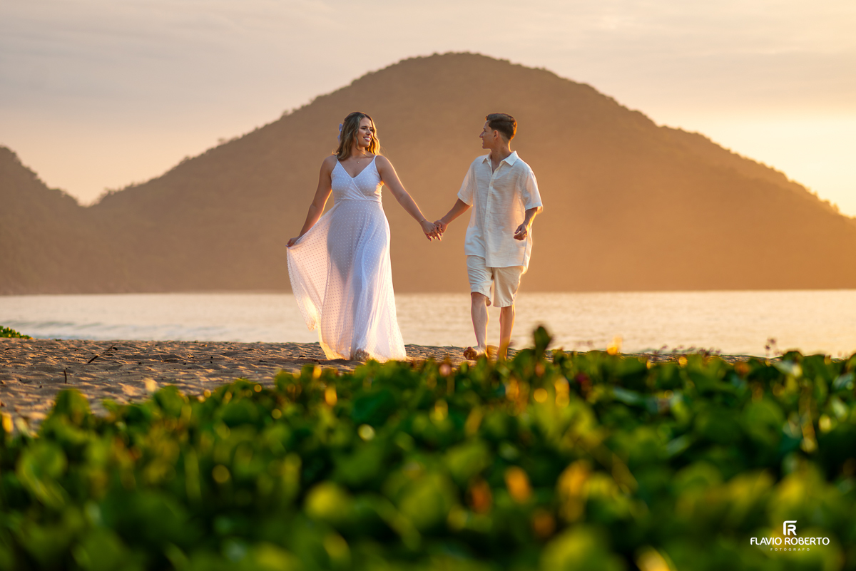 Pre Wedding durante o nascer do sol na Praia Vermelha do Norte em Ubatuba