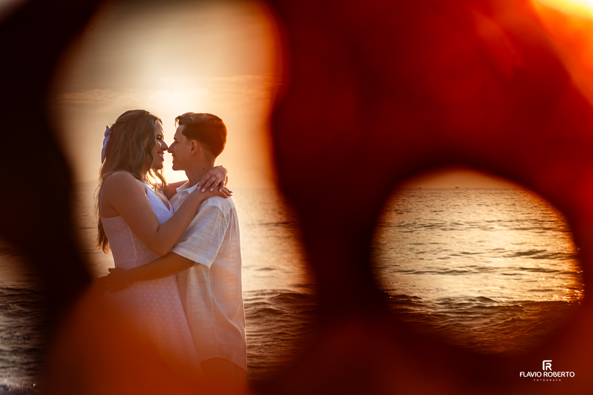 Pre Wedding durante o nascer do sol na Praia Vermelha do Norte em Ubatuba
