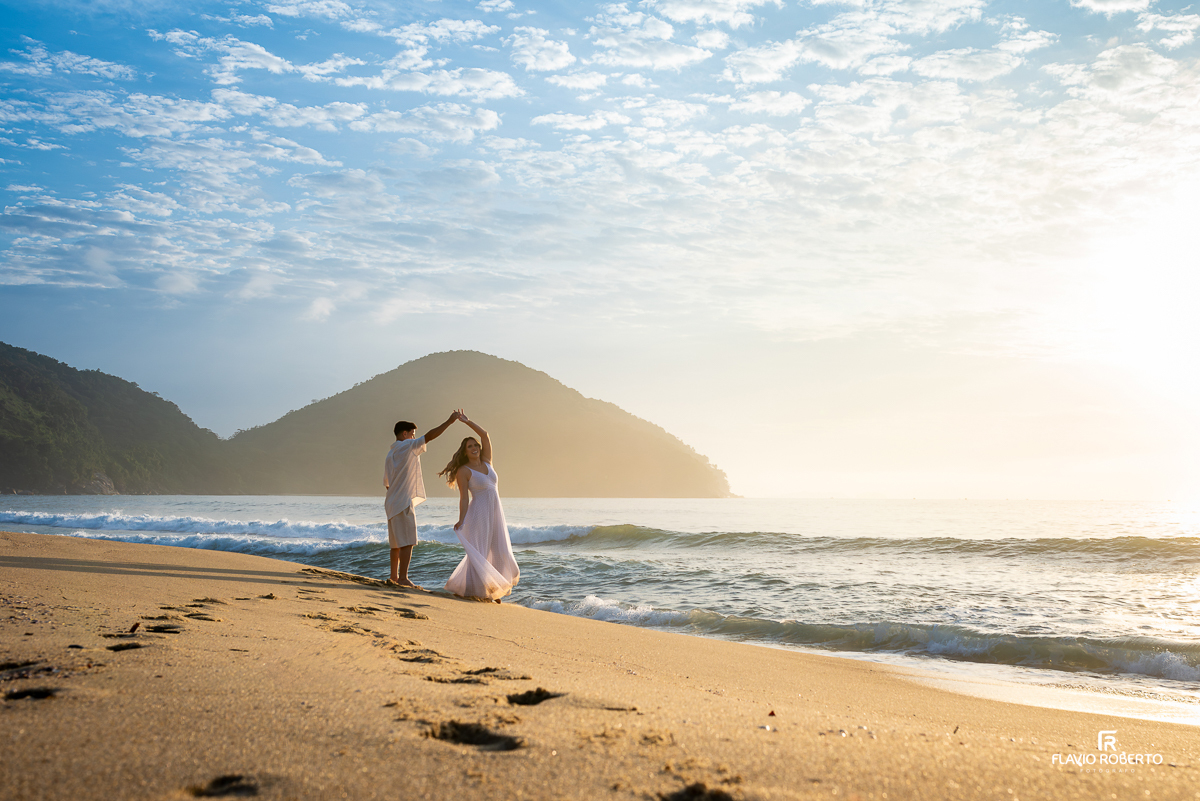 Pre Wedding durante o nascer do sol na Praia Vermelha do Norte em Ubatuba