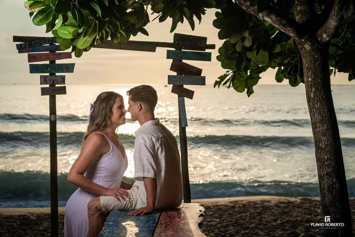 Pre Wedding durante o nascer do sol na Praia Vermelha do Norte em Ubatuba
