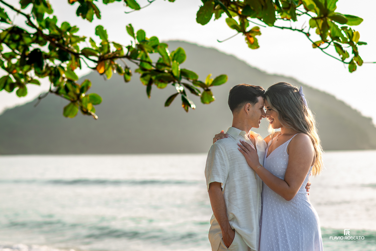 Pre Wedding durante o nascer do sol na Praia Vermelha do Norte em Ubatuba