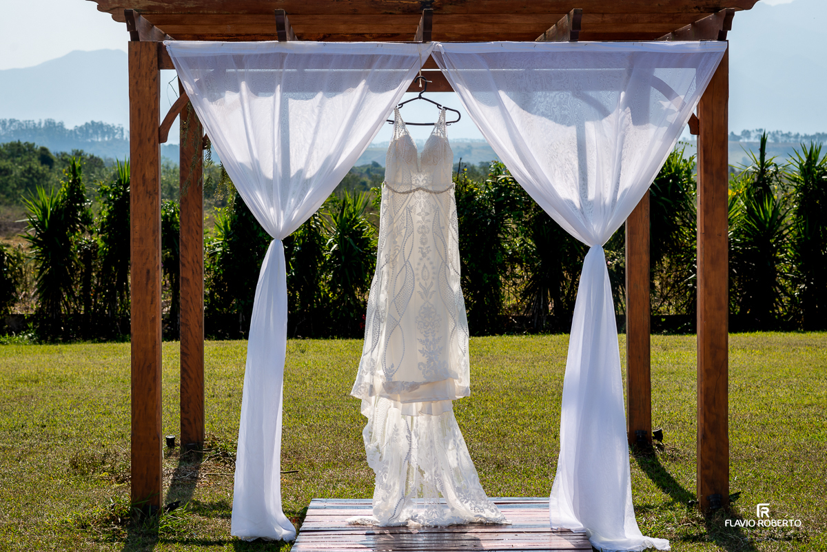 Casamento durante o pôr do sol na Hípica Cachoeira em Cachoeira Paulista
