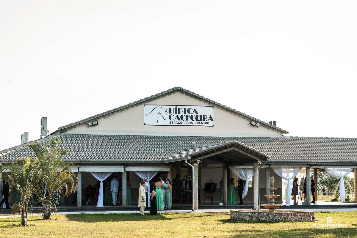 Casamento durante o pôr do sol na Hípica Cachoeira em Cachoeira Paulista