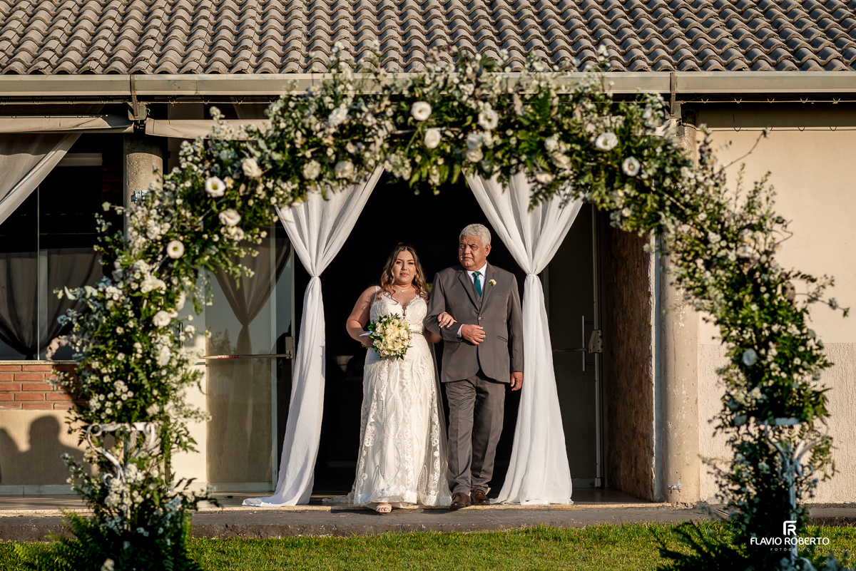 Casamento durante o pôr do sol na Hípica Cachoeira em Cachoeira Paulista