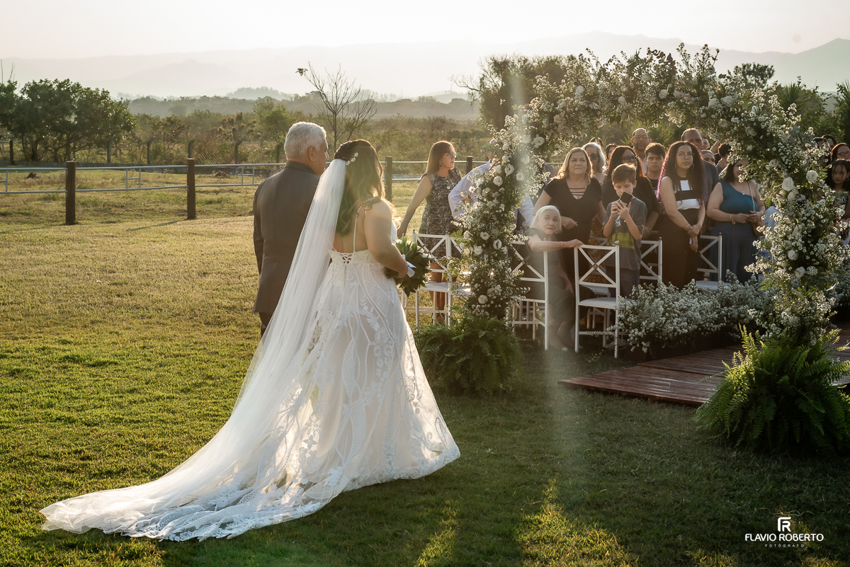 Casamento durante o pôr do sol na Hípica Cachoeira em Cachoeira Paulista