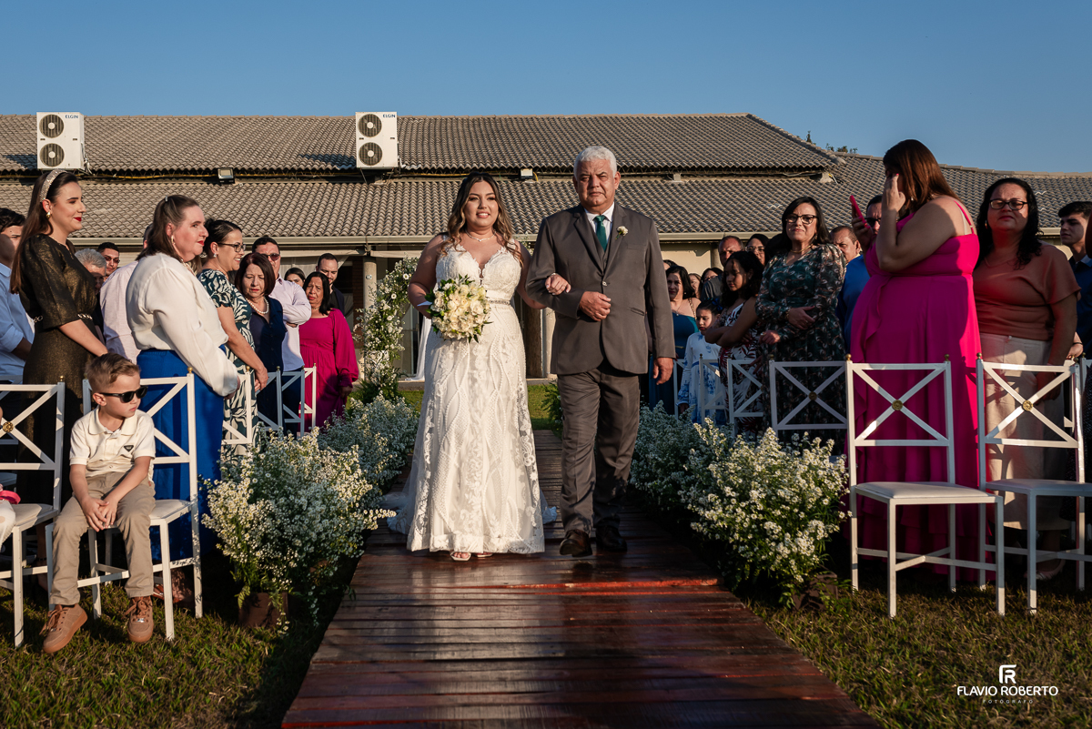 Casamento durante o pôr do sol na Hípica Cachoeira em Cachoeira Paulista